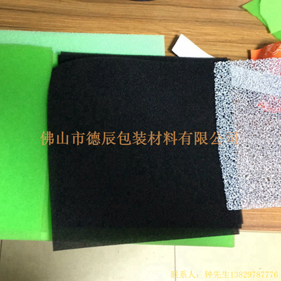 過濾海綿也稱網(wǎng)狀海綿，爆破海綿。聚氨酯過濾海綿由普通開孔軟泡高溫爆破開孔加工而成，爆破除掉了泡沫網(wǎng)絡之間原有的氣泡膜，得到了主體骨架網(wǎng)狀結構。
過濾海綿的空隙率高達97%，具有優(yōu)異的透氣性、良好的柔軟性和較高的機械強度。
