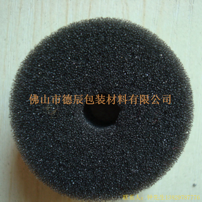 過濾海綿也稱網(wǎng)狀海綿，爆破海綿。聚氨酯過濾海綿由普通開孔軟泡高溫爆破開孔加工而成，爆破除掉了泡沫網(wǎng)絡之間原有的氣泡膜，得到了主體骨架網(wǎng)狀結構。
過濾海綿的空隙率高達97%，具有優(yōu)異的透氣性、良好的柔軟性和較高的機械強度。
