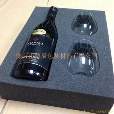 海綿內(nèi)托對各行各業(yè)產(chǎn)品起到絕緣、密封、防震、防塵、填充、隔音、固定，能夠保護包裝產(chǎn)品在運輸過程中安然無恙，起到保護產(chǎn)品的一個作用，同時可以美化產(chǎn)品，提升產(chǎn)品檔次。