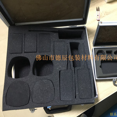 海綿內(nèi)托對各行各業(yè)產(chǎn)品起到絕緣、密封、防震、防塵、填充、隔音、固定，能夠保護包裝產(chǎn)品在運輸過程中安然無恙，起到保護產(chǎn)品的一個作用，同時可以美化產(chǎn)品，提升產(chǎn)品檔次。