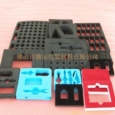 海綿包裝內(nèi)托是一種全新的包裝內(nèi)襯材料，其產(chǎn)品性能對比過去的紙質(zhì)內(nèi)襯。他的防潮性更好、減震性更強(qiáng)。產(chǎn)品本身也屬于環(huán)保材料擁有生物降解的特性，不會對地球環(huán)境造成二次損傷。目前在發(fā)達(dá)國家很多產(chǎn)品已從過去的紙質(zhì)內(nèi)襯向海綿包裝內(nèi)襯邁進(jìn)。