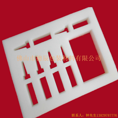 海綿內(nèi)托對各行各業(yè)產(chǎn)品起到絕緣、密封、防震、防塵、填充、隔音、固定，能夠保護(hù)包裝產(chǎn)品在運(yùn)輸過程中安然無恙，起到保護(hù)產(chǎn)品的一個作用，同時可以美化產(chǎn)品，提升產(chǎn)品檔次。
