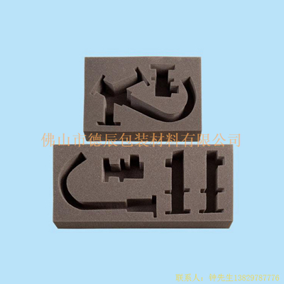 海綿內(nèi)托對各行各業(yè)產(chǎn)品起到絕緣、密封、防震、防塵、填充、隔音、固定，能夠保護(hù)包裝產(chǎn)品在運(yùn)輸過程中安然無恙，起到保護(hù)產(chǎn)品的一個作用，同時可以美化產(chǎn)品，提升產(chǎn)品檔次。