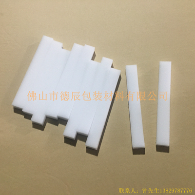 醫(yī)用防護(hù)面罩的海綿主要起到緩沖面部（主要是額頭）與PVC膠片的作用，起到密封的作用，因?yàn)楹＞d柔軟的特點(diǎn)，從而讓額頭與膠片完美的貼合，加上海綿柔軟與舒適性使得醫(yī)生在佩戴面罩的時(shí)候非常舒適。